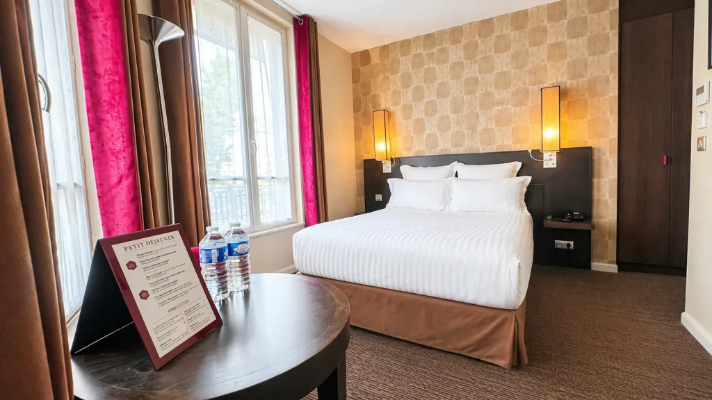 Fenetre de la chambre double standard de l'Hotel Aero Paris laissant entrer la lumiere naturelle