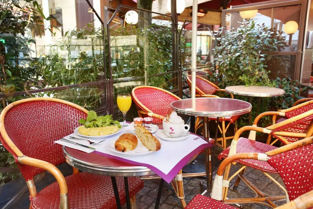 Plateau petit déjeuner servi en chambre à l'Hôtel Aéro Paris